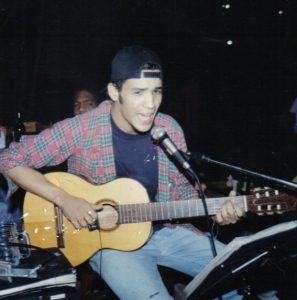 1995 - Gleison Tulio aos 18 anos se apresentando nos bares de Pedro Leopoldo MG