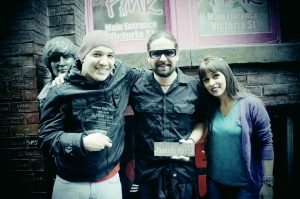 2012 - Gleison Tulio e Andreas Kisser sendo homenagiados pelo Cavern Club em Liverpool