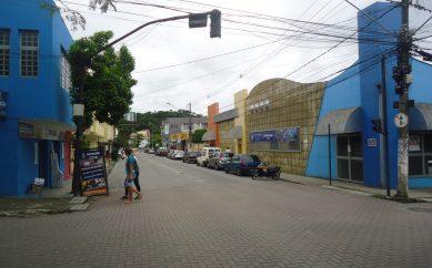 “É nojento estacionar neste quarteirão”, desabafa usuário sobre rua Dr. Rocha