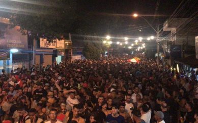 Boi da manta épico leva milhares de pessoas à rua principal