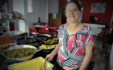 Cida ensina a fazer quiabo que não baba, uma das especialidades de sua cozinha saborosa