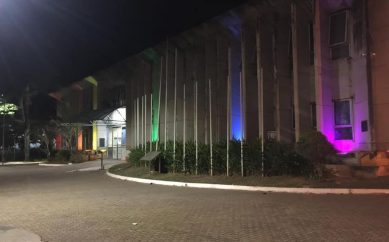 Luzes na praça para marcar o respeito à diversidade e à tolerância