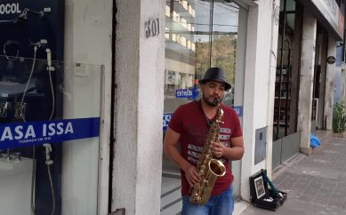 Um saxofonista que toca na rua Herbster