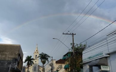 Depois da chuva, o arco-íris atrás da igreja
