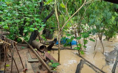 Com o ribeirão subindo, moradores temem que a água invada suas casas