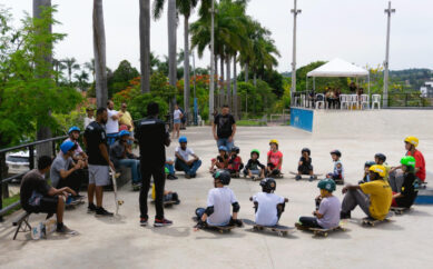 Aulas gratuitas de skate na pista da Praça da Estação