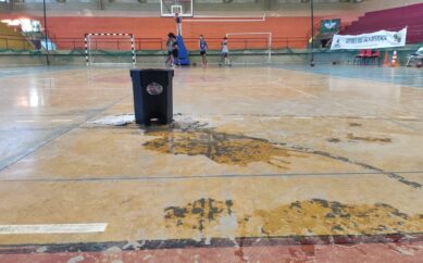 Goteira na quadra impede jogo de basquete no Ceppel