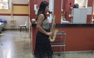 Carol Malaquias toca músicas de Natal no Hospital Municipal