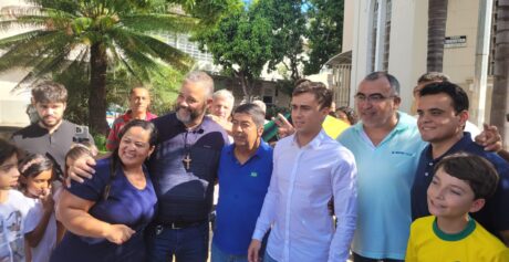 Nikolas Ferreira em PL mobiliza admiradores, políticos e moradores de rua