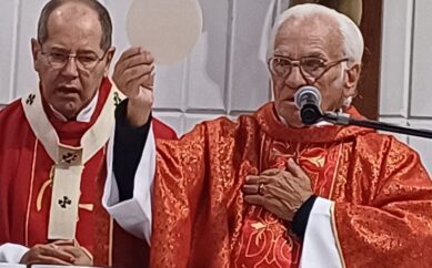 Dom Walmor prestigia os 65 anos de ordenação de Padre Artur