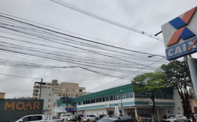 Fios irregulares nos postes de Pedro Leopoldo estão com os dias contados