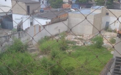 Lotes no centro juntam entulho e trazem risco de dengue