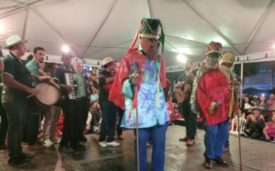 Folias de Reis emocionam o povo na praça