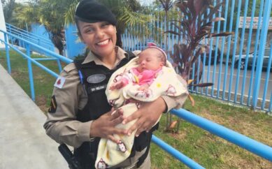 PM feminina amamenta bebê abandonada com quadro agudo de fome