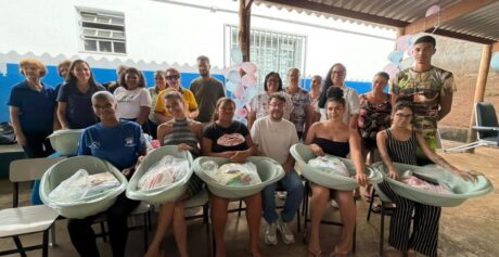 Projeto Escola de Gestantes entrega kits maternidade