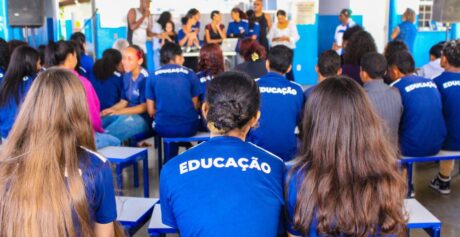 Alunos e educadores debatem na escola o fim da violência doméstica